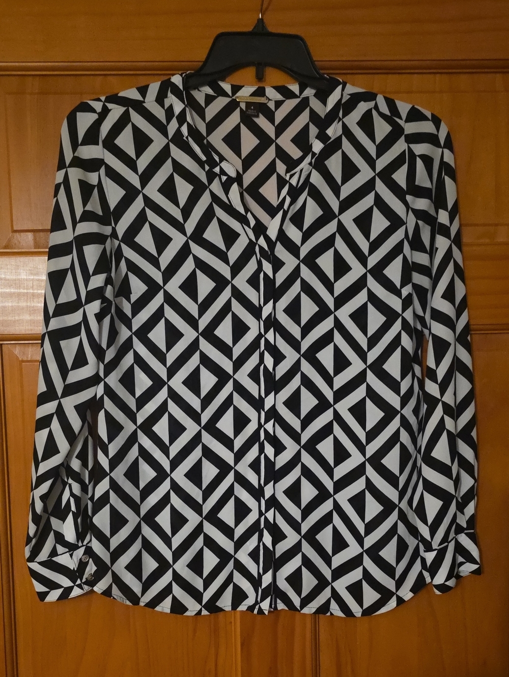 Dana Buchman Black White Geometric Diamond Print Blouse V-Neck Size 4 Like New